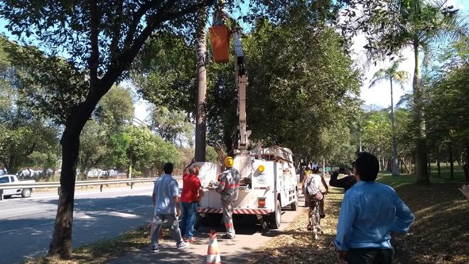 Prefeito acompanha implantação de lâmpadas de LED em área de ciclovia