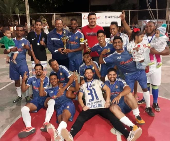 O vereador Adiel Oliveira fazendo a entrega do troféu ao clube campeão
