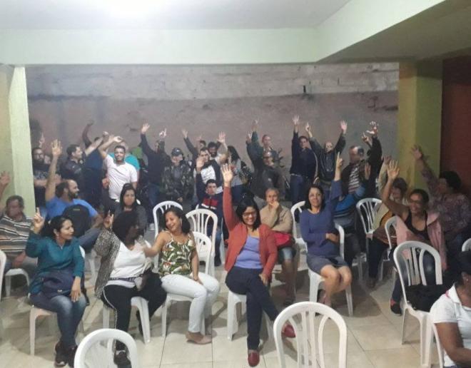 Durante assembleia, servidores decidiram paralisar as atividades a partir de segunda-feira (20) 