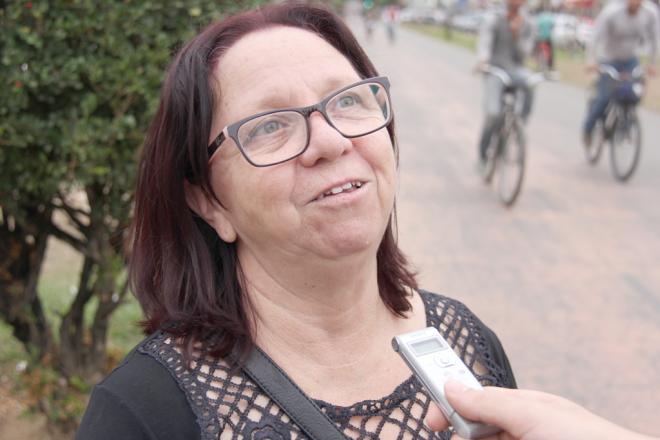 Estou muito desanimada. Sem confiança nos candidatos. Por exemplo, esses políticos que estão no poder agora foi porque a maioria votou neles, mas nos decepcionaram muito nesses últimos tempos. Também não sei quais são os cargos que estão em disputa, mas acho que as eleições ocorrerão no dia 5 de outubro (na verdade, o primeiro turno será dia 7). Mas se pudesse, eu não votaria, porque a gente coloca um pessoal nesses cargos, achando que vai ajudar o povo, mas na realidade quer ajudar o bolso deles. E com certeza a nossa região está com poucos representantes, mas quando eles estão no poder, esquecem de nós”. Maria da Penha, 61 anos, dona de casa.