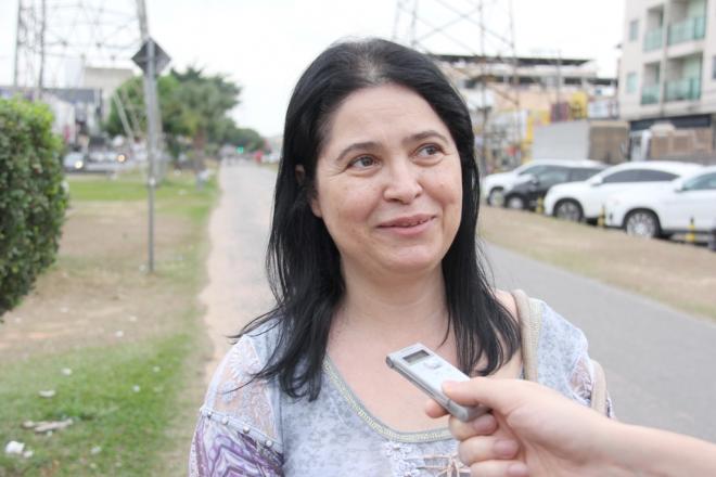 No momento, não estou tendo condições de acompanhar esse processo político e também não me interessei em ver quem são os candidatos. Estou por fora dessas eleições. Não sei quais são os cargos em disputa ou quando as votações serão realizadas. Estou muito desinteressada com tudo isso. As decepções são tantas e com esses escândalos que aconteceram na política nesses últimos anos, fico até sem esperança de que teremos candidatos melhores para o Brasil ou que, então, se eles irão pensar no povo, que precisa de ajuda. Então, não sei se votarei ainda por causa disso tudo”. Maria das Graças, 52 anos, costureira.