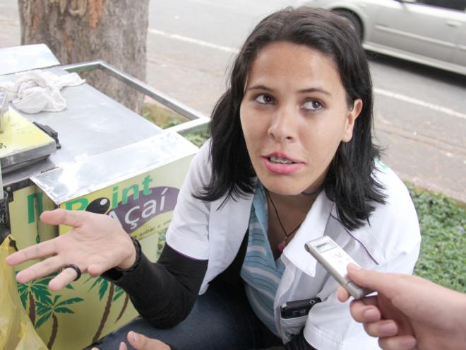 Ainda estou em dúvida em relação aos candidatos. Eu quero o melhor para o Brasil, mas não tenho muita fé neles não. Sei que as eleições serão em outubro, mas não tenho conhecimento dos cargos que estão em disputa. Sei só de alguns candidatos para presidente. Entretanto, acredito que para o Brasil melhorar, irá demorar um tempo ainda, não é algo que acontece de um dia para o outro, porém, após as eleições, é possível que o país tenha melhorias. Ainda também não me decidi se vou votar nulo ou em algum candidato. Já para os candidatos daqui da região, não sei quem estará participando por enquanto. Emanuele Maria Braga, 23 anos, vendedora.