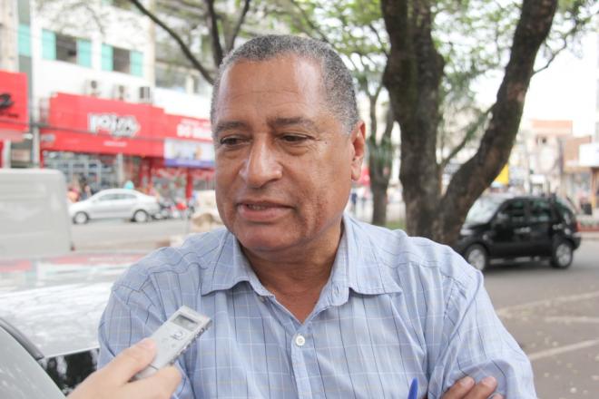 O candidato terá que me convencer para eu ir votar. Estou muito desanimado. Não tem ninguém para a gente confiar pelo que eu vi até agora. Hoje, o poder Executivo faz do Legislativo uma marionete, por causa de troca de favores que ocorre em Brasília. E pelo que estou vendo dos candidatos, que vão disputar essas eleições, são todos interesseiros, que só pensam em seus próprios interesses. Daqui da região, ainda não estou sabendo de nenhum por enquanto. Mas estou por dentro dos cargos que estarão sendo disputados e quando que as eleições serão realizadas. João Cesário, 62 anos, aposentado. 