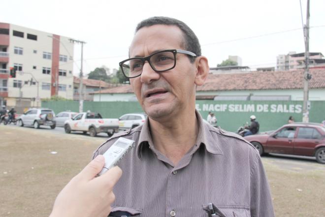 Primeiro temos que analisar as propostas dos candidatos. Estou por dentro de quando vai ser as eleições e quais os cargos estão em disputa. A partir daí, vamos saber o que eles pretendem fazer e o que podemos esperar deles. Até agora, estou achando muito confuso. Tem hora que eu pretendo votar em um candidato, depois já quero eleger outro, então vou assistir uns debates para ter uma melhor noção. Além disso, também pretendo votar em um candidato da região, porque aí tem mais chances de olhar para gente. Mas a minha expectativa é que eles cumpram com suas promessas, e que cada cidadão tenha responsabilidade na sua escolha”. Edmilson Malaquias de Paula, de 55 anos, aposentado.
