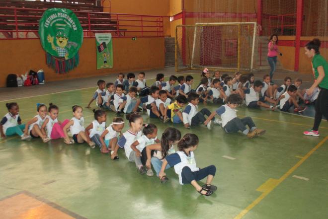 Jogo do minhocão, atividade que enfatiza o trabalho em equipe e a velocidade
