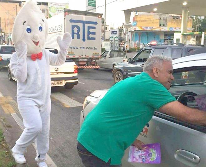 O prefeito e equipe distribuíram panfletos e conclamaram os pais e familiares a levarem as crianças para receberem a vacina