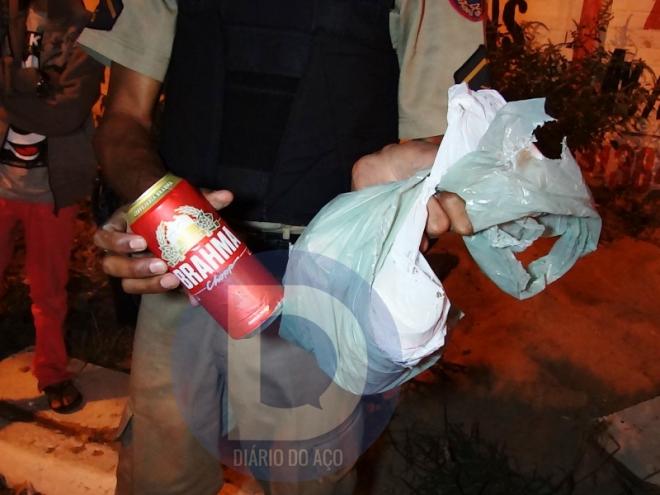 O motorista jogou fora uma sacola com três latas de cerveja