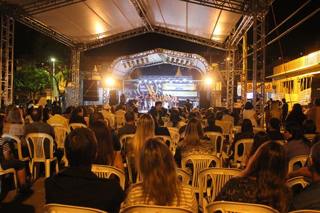 Os Grupos Choro do Vale e Nós de Minas se apresentaram na praça