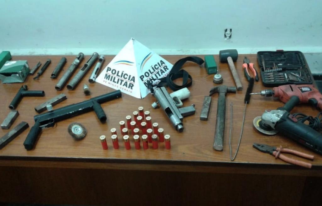 Armas artesanais, peças e ferramentas foram apreendidas 