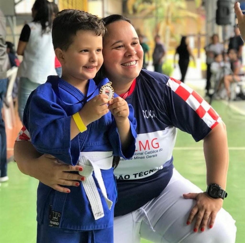 A professora Thaísa Fernandes com um dos atletas 