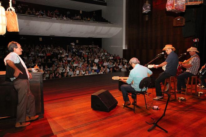 O ‘cumpadre’ Ademar vigia tudo de perto no Armazém