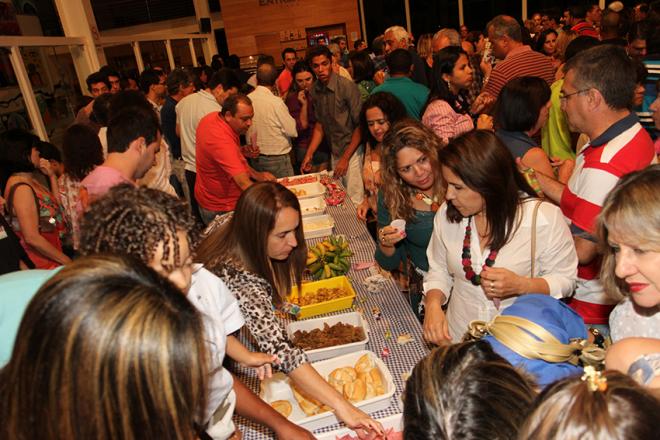 Após o show, o público se farta com as delícias da roça