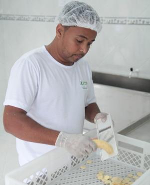 Ivan Quirino é um dos produtores da Agrifarm e vende bananas descascadas 