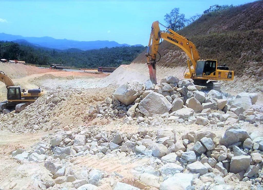 Remoção de rochas demanda detonações e operação atinge o fluxo nos trechos em obras 