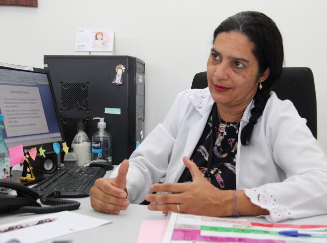 A infectologista reforça que possíveis efeitos colaterais são leves, já algumas doenças são irreversíveis
