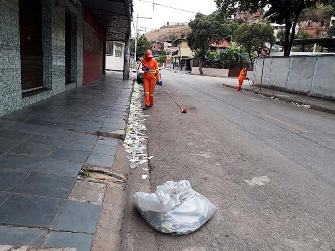 Trabalhadores da limpeza começaram a retirar poluição eleitoral das ruas por volta das 5h