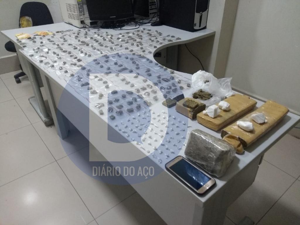 Apreendidas mais de 230 porções de maconha, cerca de 80 pedras de crack e outros objetos apreendidos