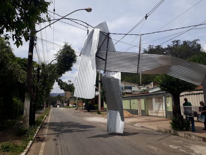 Rede elétrica atingida por telhas de zinco, na avenida Senador Milton Campos