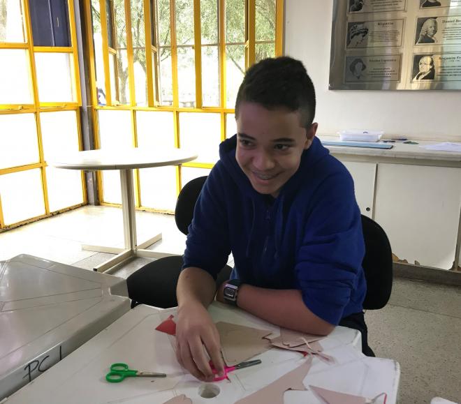 Micael Antônio Peres Botelho, aluno do 9º ano da Escola Municipal Altina Olívia Gonçalves, comemorou o aprendizado nas atividades extra sala de aula 