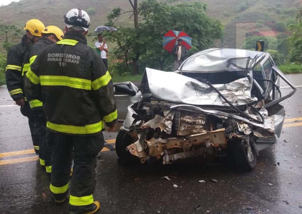 Motorista de Fiat Uno morreu ao bater em caminhão, na BR-116 