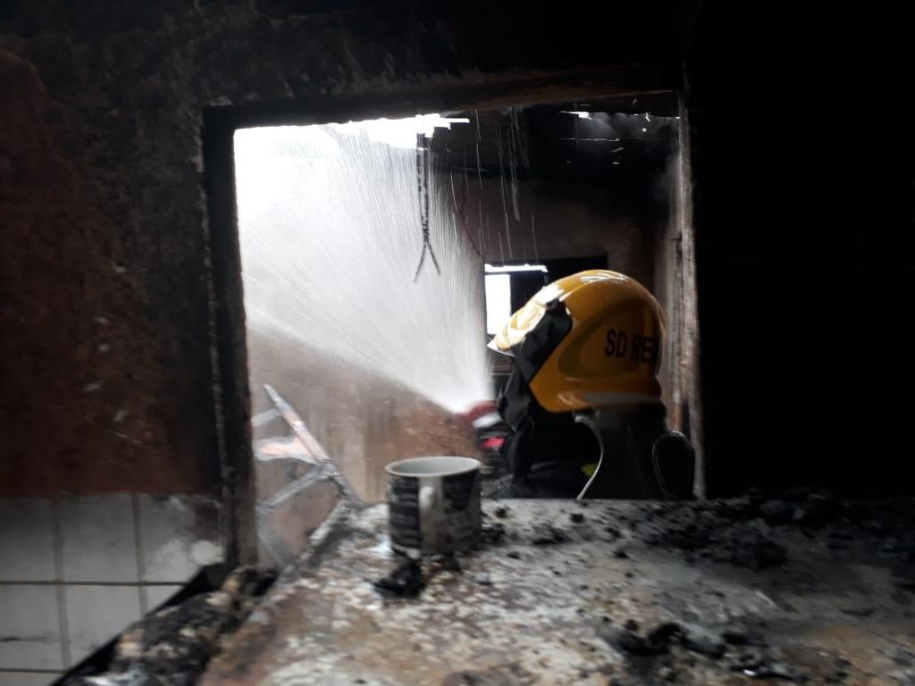 Fogo foi combatido pelo CBMMG por volta de 16h35 de quarta-feira, no bairro Vila Celeste 