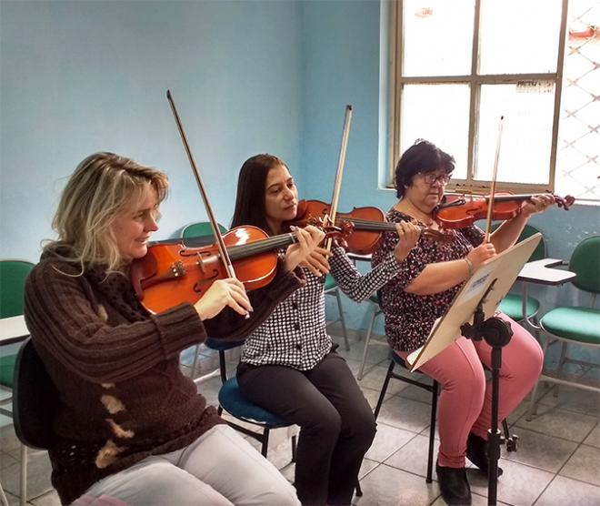 Ensaio com integrantes do grupo de violinos da CMSC