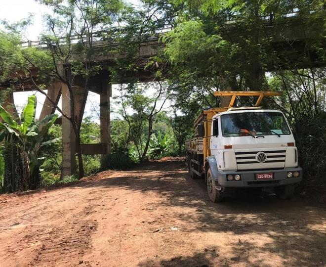 Operações são realizadas nos dois lados onde se localizam os pilares da ponte 
