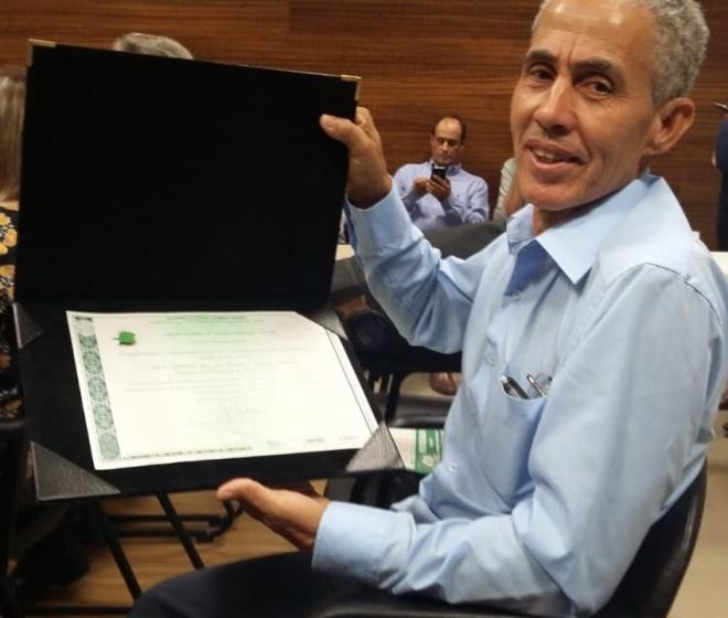 Gerson Alves, tratador do Cebus, exibe o prêmio conquistado na categoria Sociedade Civil”