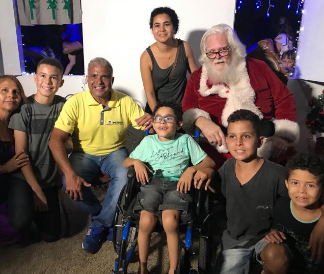 Saymon foi a primeira criança a fazer o registro fotográfico ao lado do Papai Noel e do prefeito Nardeyllo Rocha, entre outras pessoas