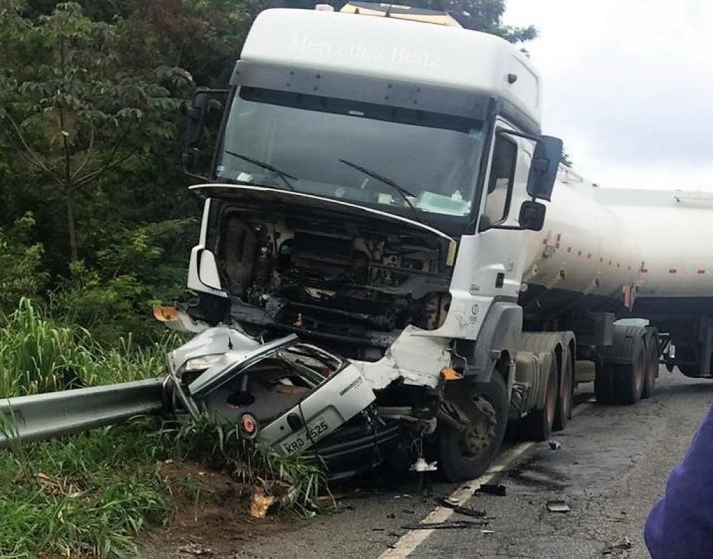 Colisão envolveu um Corsa, com placas de Ipatinga e um caminhão Mercedes Benz