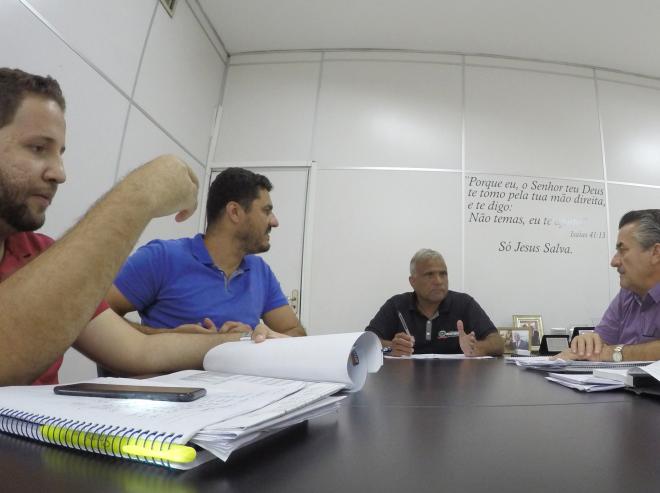 O prefeito Nardyello com os secretários Gilmar Luciano e Carlos Lima, mais o diretor do Departamento de Trânsito, Tayrone Lagares: orientações e exigências para reabertura do diálogo