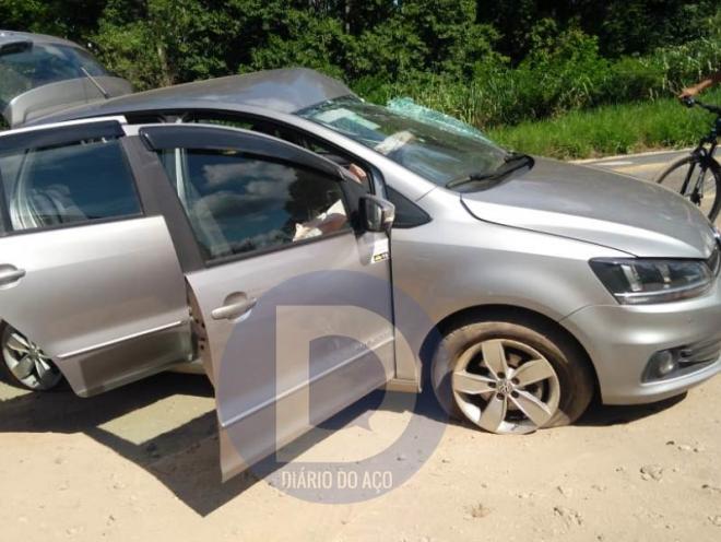 O veículo roubado ficou danificado ao colidir contra um caminhão
