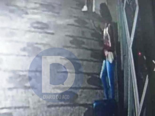 Esta jovem seria a Jéssica, filmada por uma câmara de segurança na rodoviária de BH