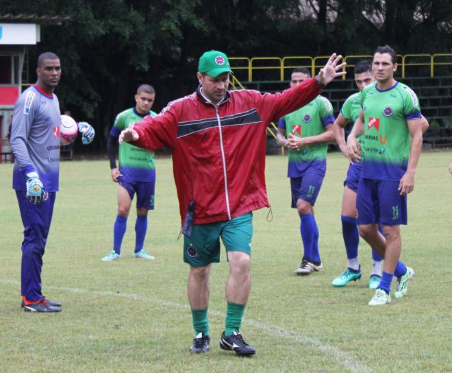 O técnico Rogério Henrique comandou as atividades em campo, cobrando posicionamento correto e acerto na preparação e conclusão das jogadas dos jogadores ipatinguenses