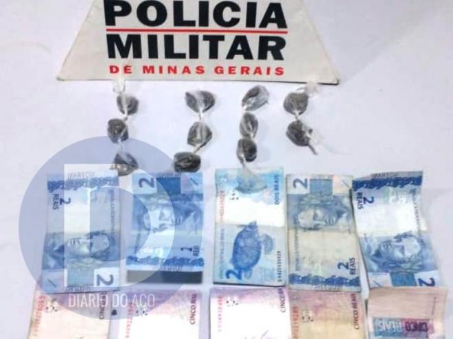 Além das porções de maconha, o dinheiro da venda da droga foi apreendido com o menor infrator