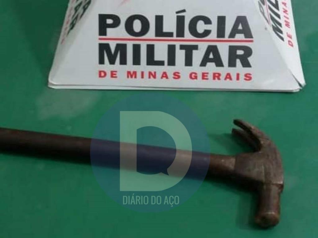 O martelo usado para a agressão foi apreendido pela PM