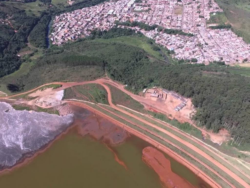 Congonhas ao fundo: Cidade cresceu debaixo de uma barragem gigante, de rejeitos da mineração