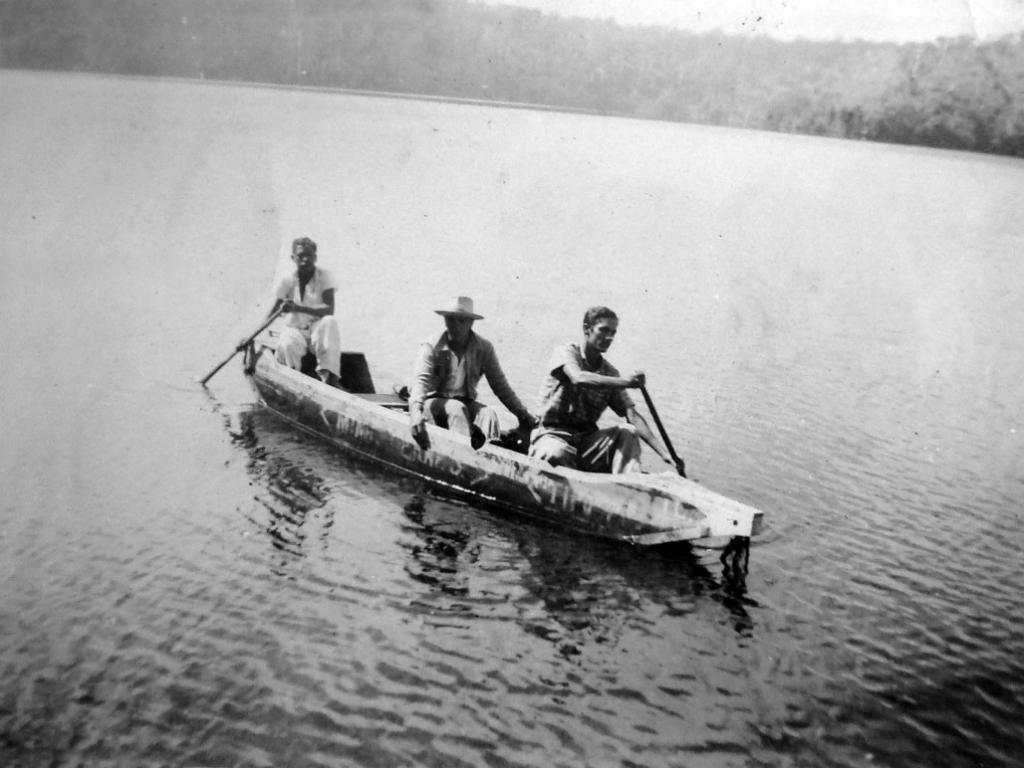 Registro da travessia do rio Piracicaba em uma canoa; meio de transporte era o mais usado no trânsito entre Coronel Fabriciano e Timóteo 