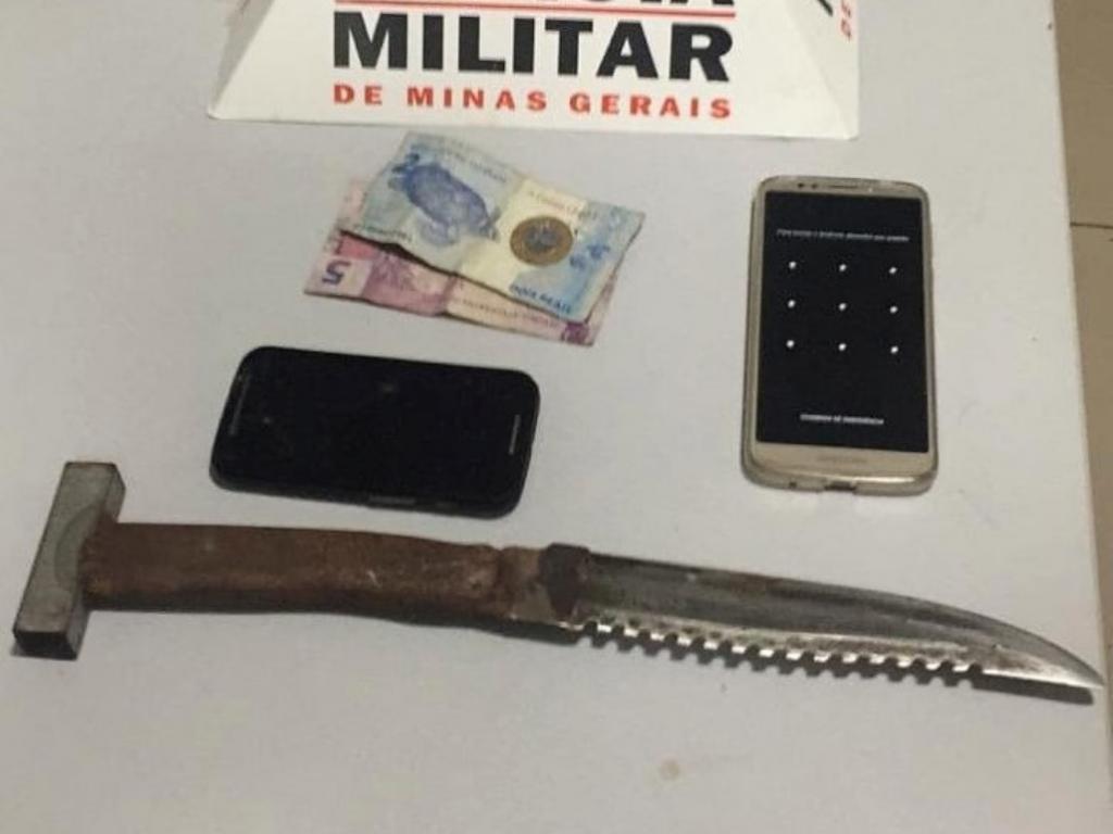 Com dois indivíduos, abordados no Morro do Sossego, foram encontrados o celular roubado da vítima no bairro Iguaçu