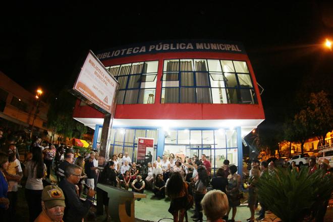 O prédio da biblioteca recebeu uma nova pintura