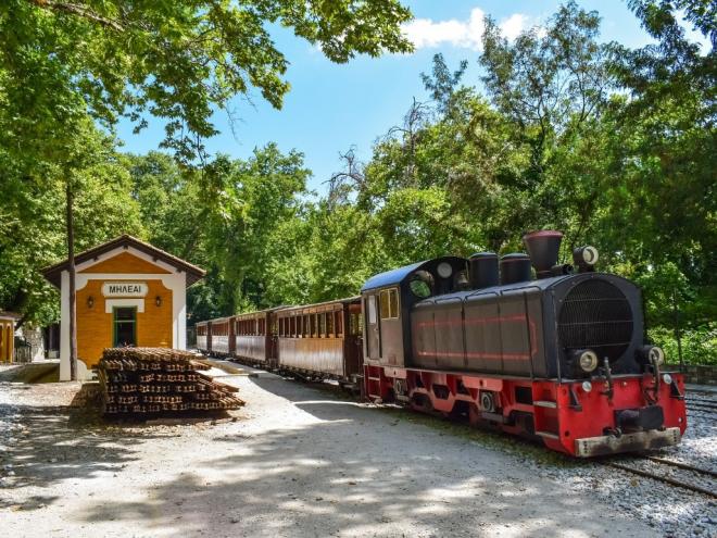 Para utilizar o trem é necessário ter pelo menos uma pequena noção de grego, já que as estações não costumam ter os nomes traduzidos