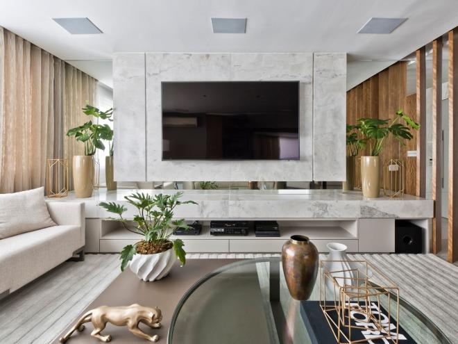 Discreto e sofisticado: Beleza e estilo caminham de mãos dadas nesse projeto assinado pela arquiteta Caroline Andrusko. O painel de mármore garante mais elegância ao ambiente, enquanto as caixas de som embutidas no teto conferem maior discrição na instalação dos equipamentos de áudio