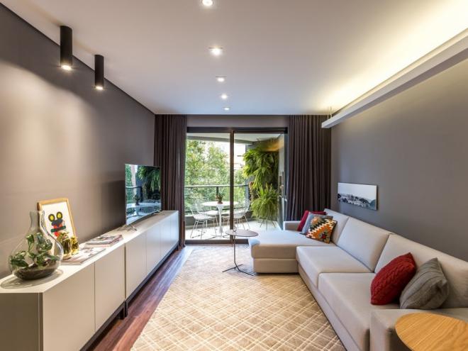 Toque moderno: Projetada pelos arquitetos Ana Carolina Boscardin e Edgard Corsi, essa sala de TV intimista, de composição simples e versátil, prova que é possível aliar conforto e design com muita personalidade. Um dos pontos altos é o sofá com chaise fixa, bastante longo e linear, que traz um ar contemporâneo ao ambiente por seu desenho seco, reto e mais rígido
