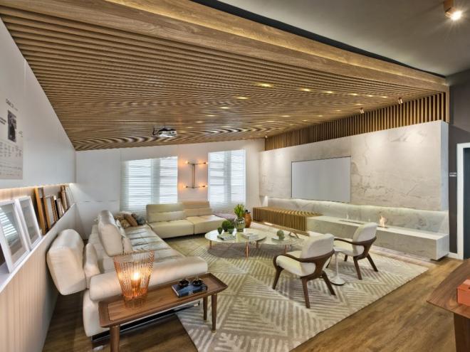 Beleza e tecnologia: Buscando priorizar a estética, mas sem perder a funcionalidade, para este projeto a arquiteta Alessandra Gandolfi ocultou as caixas de som, a iluminação e os equipamentos eletrônicos. O resultado é uma mistura perfeita entre os tons naturais da madeira, do Mármore Perlato Paraná e do sofá em couro natural, tudo isso com uma acústica ideal para curtir seu filme favorito