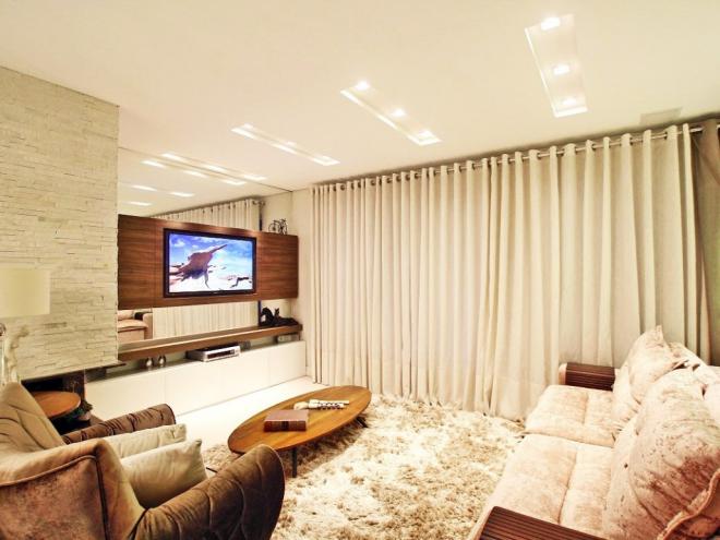 Cantinho aconchegante: Acolhimento é a palavra-chave que define o projeto elaborado pelas arquitetas Juliana Marques e Roberta Lanza, da Griff Arquitetura. A sala de TV passa conforto aos olhos por meio do uso das cores neutras e terrosas e dos painéis amadeirados. Já a iluminação complementa a decoração, trazendo mais charme e aconchego para o ambiente