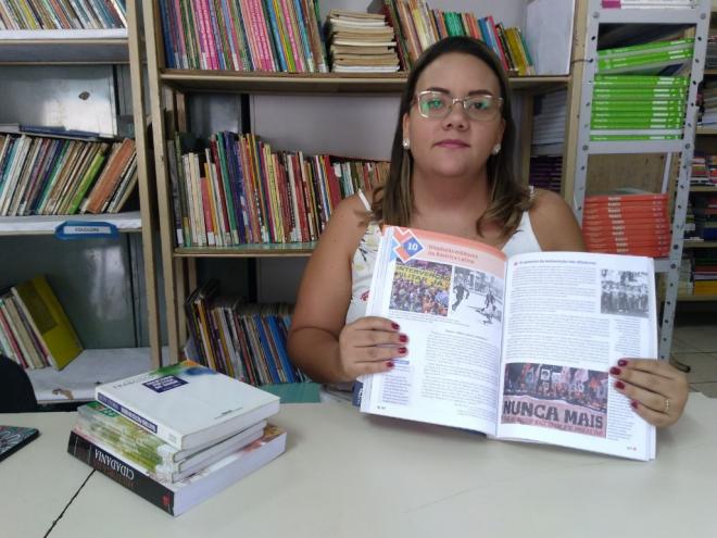 Para a professora Débora de Castro não se deve festejar o Golpe Militar, porque a partir dele houve um período de mortes, torturas e perseguições  
