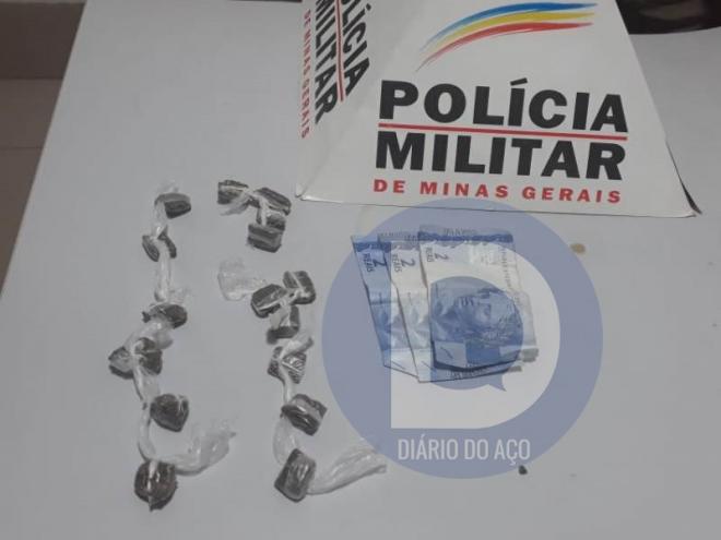 As porções de maconha apreendidas pela PM em outra casa