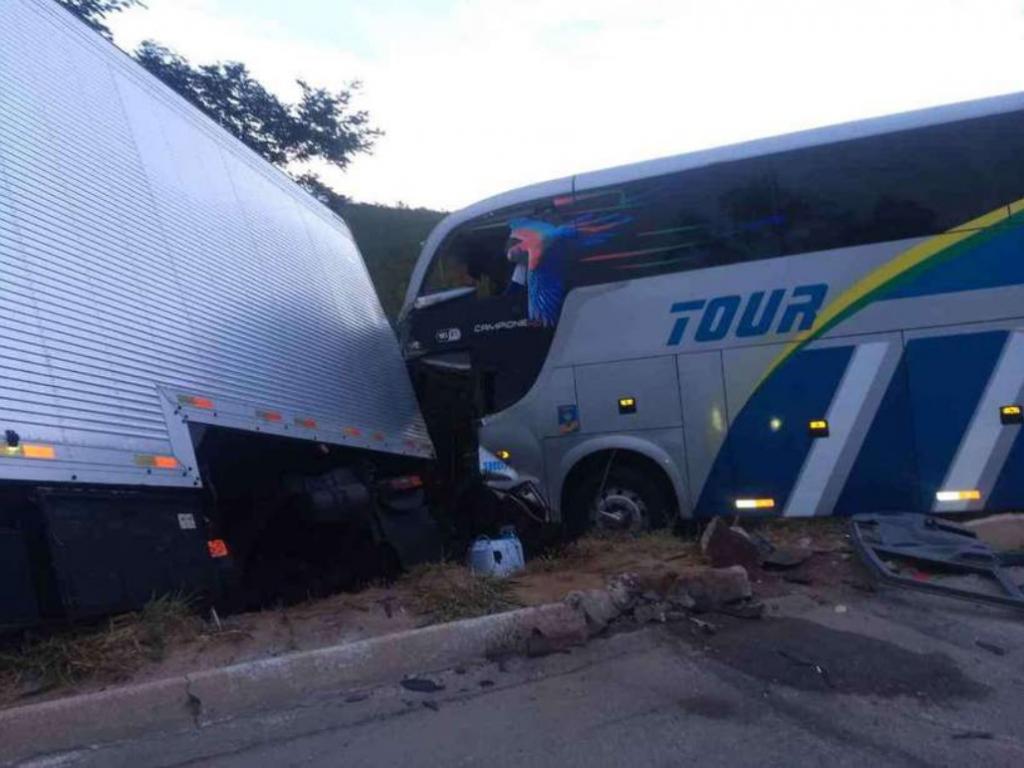 Testemunhas disseram que motorista de caminhão tracionando carreta  invadiu a contramão e bateu de frente com ônibus que transportava jogadores 