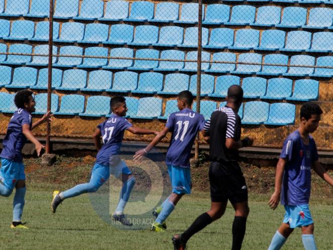 Equipe do RPS celebra a vitória por 2 a 1 sobre o Acesita