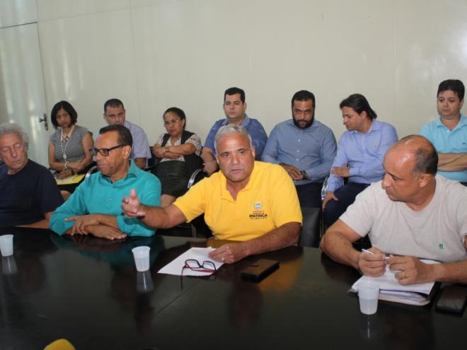 Ao lado de secretariado e de sua base na Câmara, prefeito concedeu entrevista nesta quinta-feira 